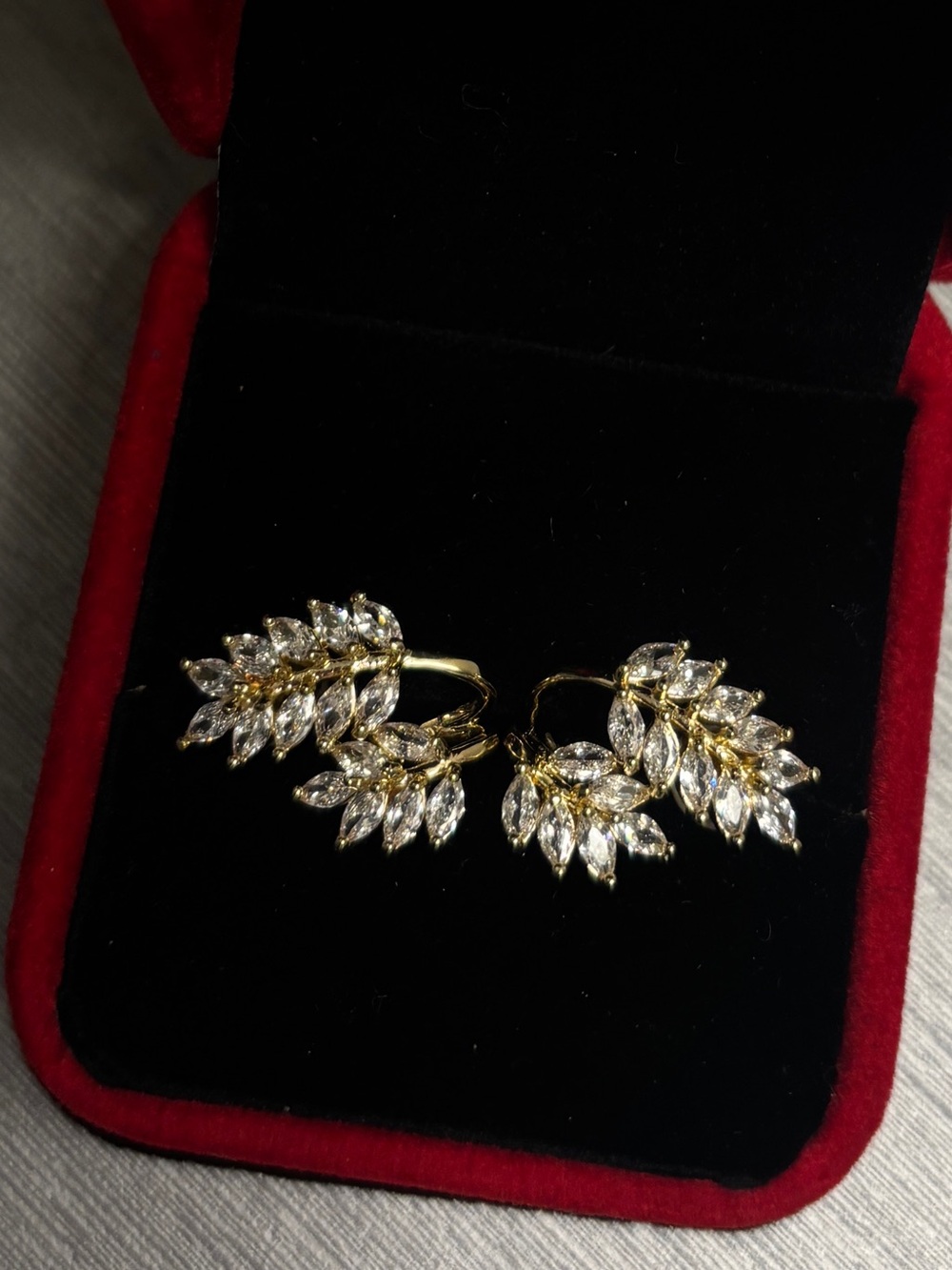 ⚜️⚜️Gold Leaf Cluster Earing - Sparkling Clear Stones